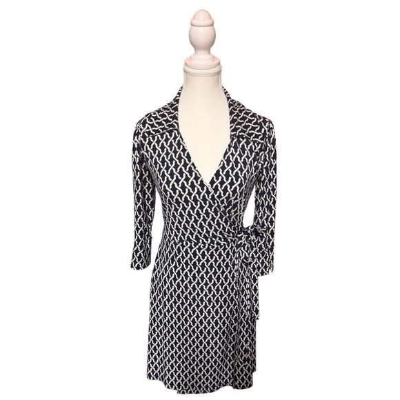 Laundry By Shelli Segal Dresses & Skirts - Laundry by Shelli Segal great condition navy and white patterned wrap dress XS